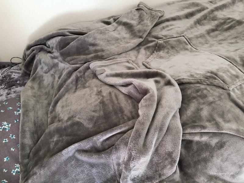 人をダメにする毛布-着る毛布-ボタン付き-掛け毛布-ブランケット-あったか-洗濯可-洗える-フランネル-足ポケット-袖付き毛布-肌触り-軽い-おすすめ-感想-レビュー