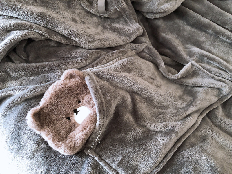 人をダメにする毛布-着る毛布-ボタン付き-掛け毛布-ブランケット-あったか-洗濯可-洗える-フランネル-足ポケット-袖付き毛布-肌触り-軽い-おすすめ-感想-レビュー