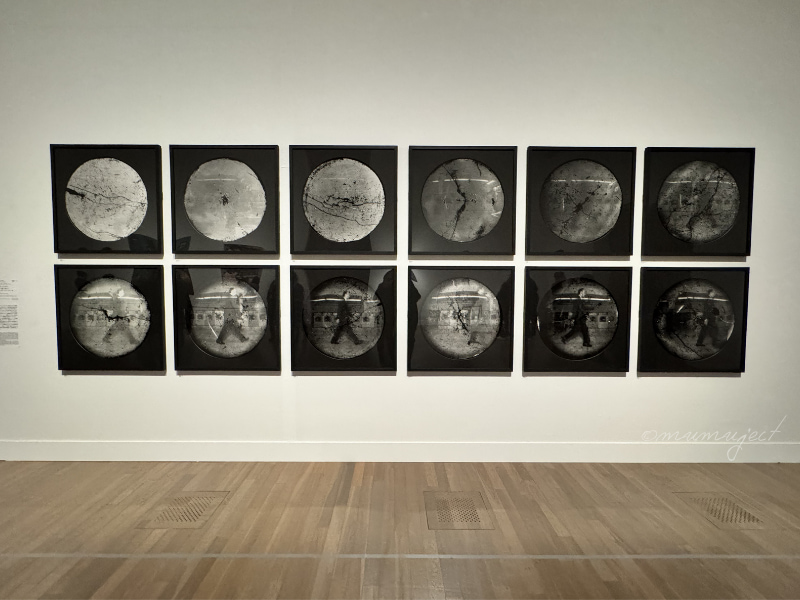 テート美術館 YBA&BEYOND 世界を変えた90s 英国アート-YBA展-90年アート-2026感想-レビュー-口コミ-評判-グッズ-混雑-所要時間-見どころ-チケット-巡回-東京-国立新美術館-京都-京都市京セラ美術館-スティーヴン・ビビン-コインランドリー=ロコモーション（スーツ姿で歩く）