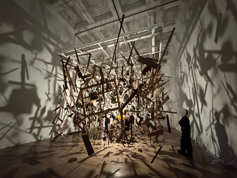 テート美術館 YBA&BEYOND 世界を変えた90s 英国アート-YBA展-90年アート-2026感想-レビュー-口コミ-評判-グッズ-混雑-所要時間-見どころ-チケット-巡回-東京-国立新美術館-京都-京都市京セラ美術館-コーネリア・パーカー-コールド・ダーク・マター：爆発の分解イメージ